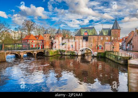 Amersfoort, Niederlande, am Nachmittag im historischen Doppelpoort. Stockfoto