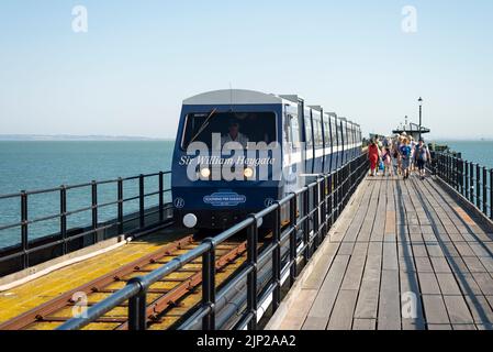 Der alte Dieselzug mit dem Namen Sir William Heygate wurde am Southend Pier wieder in Betrieb genommen, während Probleme mit neuen Elektrozügen behoben wurden. Menschen gehen Stockfoto