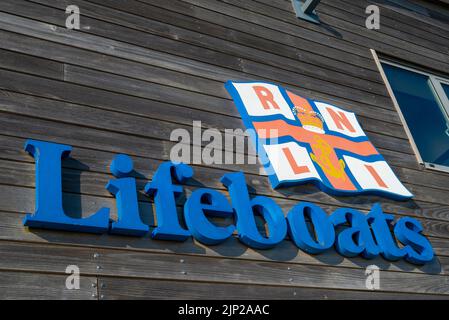 RNLI Rettungsboote Symbol, Logo, auf der Seite der Rettungsbootstation am Ende des Southend Pier, Essex, Großbritannien. Serviert die Themse Mündung Stockfoto