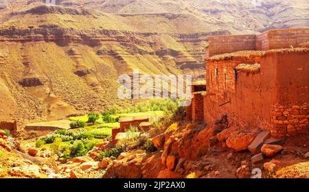 Wandern durch idyllisch schöne einsame alte Lehmhaus Berberdörfer im hohen Atlasgebirge Tal - Toubkal, Marokko Stockfoto