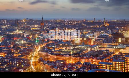 Den Haag, Niederlande Stadtbild mit Wahrzeichen Türmen in der Ferne in der Dämmerung. Stockfoto