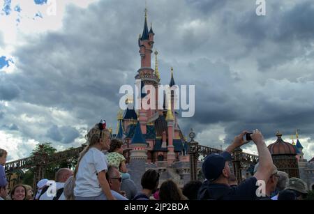 Eine schöne Aussicht auf Disneyland Paris Castle während einer Parade, Paris, Frankreich Stockfoto