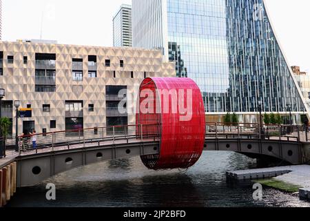 Die Canary Wharf Brücke spiegelte sich im Wasser wider Stockfoto