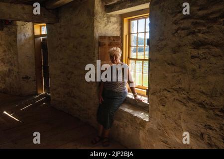 Besucher in der legendären runden Stallscheune im Hancock Shaker Village in Pittsfield, Massachusetts Stockfoto