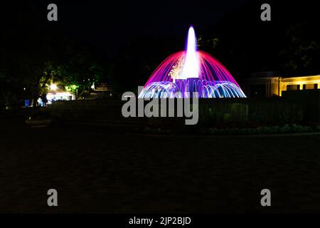 Russland, Stawropol Region, Scheleznovodsk, Juli, 28,2022: Blick auf den farbigen Licht- und Musikbrunnen im Park an der Mineralwasserquelle Smirnov Stockfoto