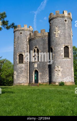 Eine vertikale Aufnahme von Blaise Castle in Bristol, England, umgeben von viel Grün an einem sonnigen Tag Stockfoto