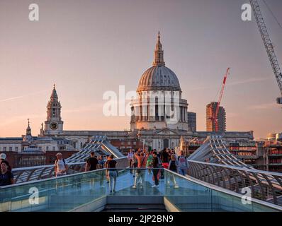 Sonnenuntergang auf der Millenium Bridge und der St Paul Cathedral am Rahmen - 8.. August 2022 Stockfoto