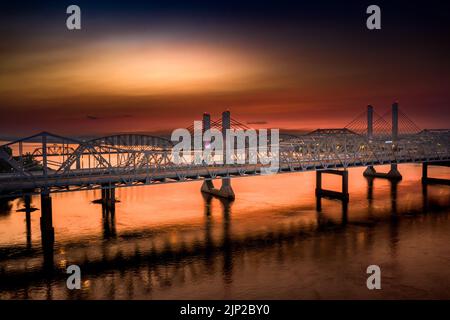 Eine Drohnenansicht der Abraham Lincoln Bridge über dem Ohio River bei Sonnenuntergang in Louisville, Kentucky, USA Stockfoto