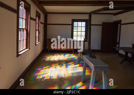 Prismatisches Fensterlichtmuster auf Shaker Village Interieur Stockfoto