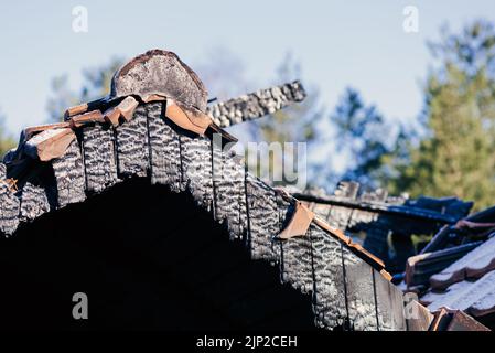 Detail der verbrannten Holzkonstruktion eines Hauses nach dem Brand, selektiver Fokus Stockfoto
