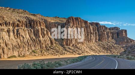 Tuff Cliffs am SR 318 Highway, White River Narrows, Basin und Range National Monument, Nevada, USA Stockfoto