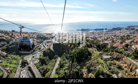 Ein Panoramablick auf eine Stadt und das Meer von einer Teleferic Hütte in Funchal, Insel Madeira Stockfoto