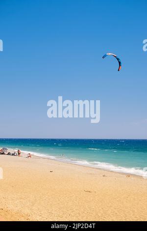 Mann Kitesurfen im Meer von Agiokampos Strand, Griechenland Stockfoto