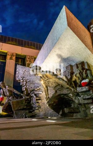 Warschau, Polen, Denkmal des Aufstands des Warschauer Ghettos, Öffentliche Skulptur bei Nacht, Credit Artist: Nathan Rapoport Stockfoto