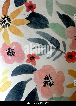 Kunstvolles Blumenmuster in Aquarellfarben mit rosa und gelben Blumen Stockfoto