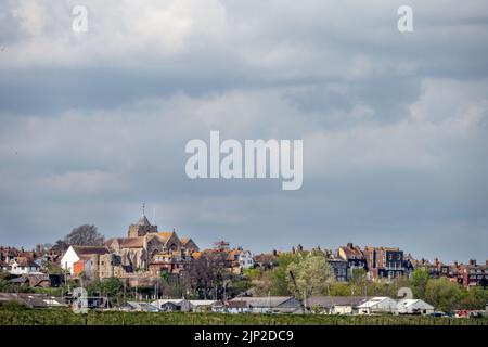 RYE, ENGLAND - 19.. APRIL 2022: Blick auf die Stadt Rye, East Sussex, England, an einem bewölkten Frühlingstag Stockfoto