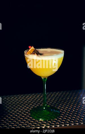Eine vertikale Aufnahme eines luxuriösen, köstlichen, ausgefallenen Passionsfrucht-Cocktails Stockfoto