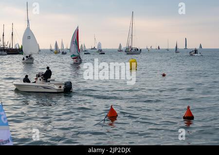 Verschiedene Boote in ruhigem Meer während der Barcolana-Bootsrennen vor dem Rennurlaub, Golf von Triest, Italien Stockfoto