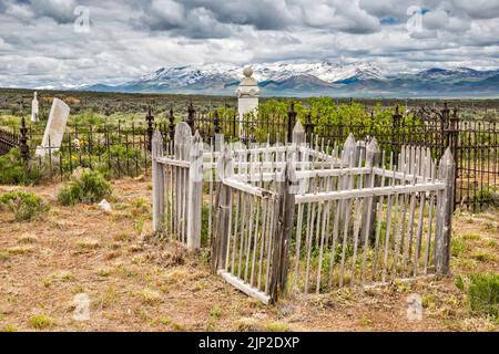 Gräber auf dem Friedhof in der Geisterstadt Tuscarora, Independence Valley, Independence Mountains in der Ferne, Nevada, USA Stockfoto