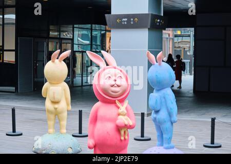 Drei zeitgenössische bunte Kaninchenskulpturen in Sanlitun, Peking, China Stockfoto