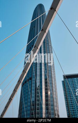 Eine vertikale Aufnahme des hohen modernen Gebäudes von der Brücke in Tianjin, China Stockfoto
