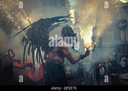 Barcelona, Spanien. 15. August 2022. „Atzeries“, das Feuerbestie, setzt seine Funken in die Luft und eröffnet das „Festa Major de Gracia“, das berühmte Festival im Stadtteil Gracia in Barcelona. Quelle: Matthias Oesterle/Alamy Live News Stockfoto