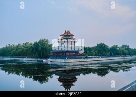 Der Eckturm der Verbotenen Stadt spiegelt sich in einem Wasser in Peking, China Stockfoto