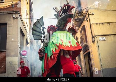 Barcelona, Spanien. 15. August 2022. „DRAC“, das Feuerbestie, setzt seine Funken in die Luft und eröffnet das „Festa Major de Gracia“, das berühmte Festival im Stadtteil Gracia in Barcelona. Quelle: Matthias Oesterle/Alamy Live News Stockfoto