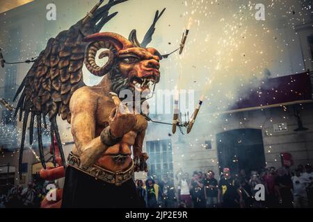 Barcelona, Spanien. 15. August 2022. „Atzeries“, das Feuerbestie, setzt seine Funken in die Luft und eröffnet das „Festa Major de Gracia“, das berühmte Festival im Stadtteil Gracia in Barcelona. Quelle: Matthias Oesterle/Alamy Live News Stockfoto