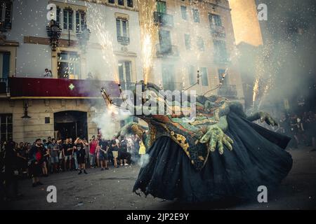 Barcelona, Spanien. 15. August 2022. „Gaudiamus“, das Feuerbestie, zündet seine Funken an, um das „Festa Major de Gracia“, das berühmte Festival im Stadtteil Gracia in Barcelona, zu eröffnen. Quelle: Matthias Oesterle/Alamy Live News Stockfoto