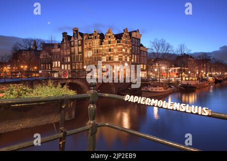 Amsterdam, Niederlande bei Dämmerung an der Papiermolensluis-Brücke. Stockfoto