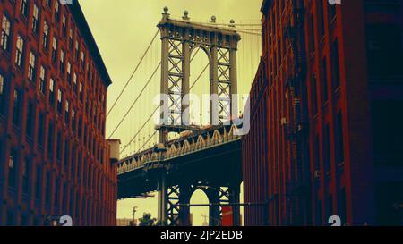 Ein niedriger Winkel Blick auf Hängebrücke in New York, Manhattan Brücke mit herrlichem Blick auf die Skyline Stockfoto