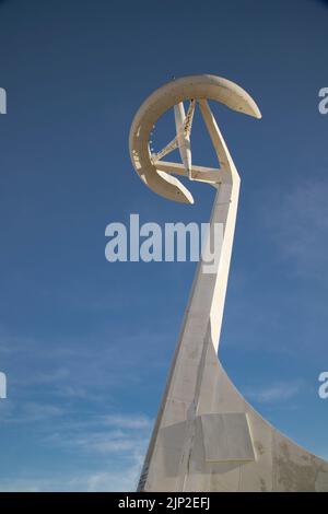 Eine vertikale Aufnahme des Montjuic Communication Tower in Barcelona, Spanien Stockfoto