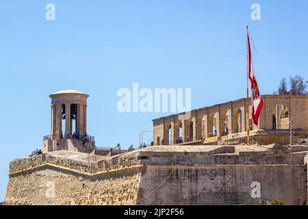 Das Kriegsdenkmal der Valletta Belagerungs-Glocke und die untere Baracca in Malta Stockfoto
