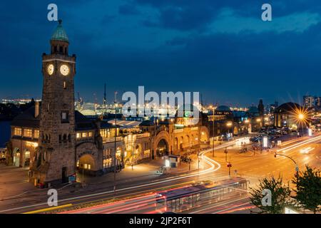 Eine szenische Aufnahme des Landungsbruckens in Hamburg mit langen Belichtungslampen auf den Straßen in der Nacht Stockfoto