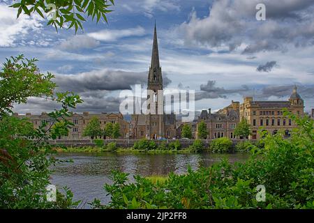 PERTH CITY SCHOTTLAND BLICK AUF GEBÄUDE ST MATTHEWS CHURCH KIRCHTURM UND DEN FLUSS TAY IM SOMMER Stockfoto