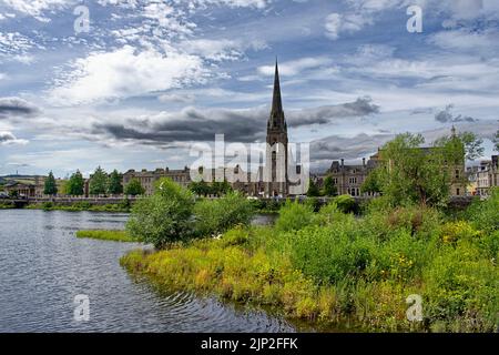 PERTH CITY SCHOTTLAND BLICK AUF GEBÄUDE ST MATTHEWS CHURCH KIRCHTURM UND WILDE BLUMEN AUF DER INSEL IM FLUSS TAY IM SOMMER Stockfoto