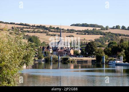 Die Kirche Saint-Sauveur du Petit-Andely in der Stadt Les Andelys an der seine. Stockfoto