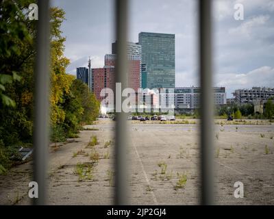 Wien, Österreich - 12. Oktober 2021: Modernes Gebäude am Wienerberg durch ein Tor Stockfoto