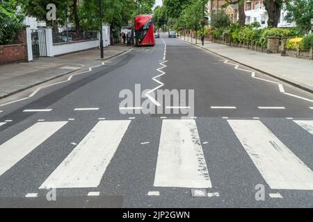 Abbey Road Zebra Crossing, wie sie von den Beatles für ihr berühmtes Album-Cover „Abbey Road“ aus dem Jahr 1969 verwendet wurde Stockfoto