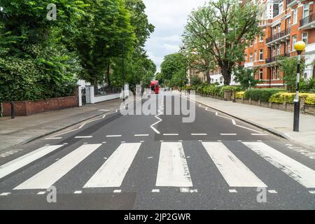 Abbey Road Zebra Crossing, wie sie von den Beatles für ihr berühmtes Album-Cover „Abbey Road“ aus dem Jahr 1969 verwendet wurde Stockfoto