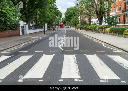 Abbey Road Zebra Crossing, wie sie von den Beatles für ihr berühmtes Album-Cover „Abbey Road“ aus dem Jahr 1969 verwendet wurde Stockfoto