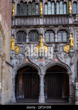Brügge, Belgien - 4. Juli 2022: Eingang der Basilika des Heiligen Blutes Stockfoto