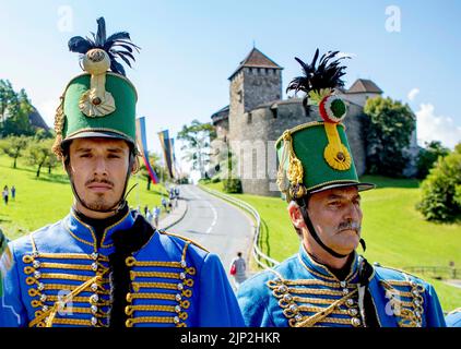 Vaduz, Liechtenstein. 15.. August 2022. Bewohner in Tracht in Vaduz, am 15. August 2022, am Nationalfeiertag Liechtensteins Quelle: Albert Nieboer/Netherlands OUT/Point de Vue OUT/dpa/Alamy Live News Stockfoto