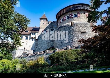 Vaduz, Liechtenstein. 15. Aug, 2022. Das Schloss in Vaduz, am 15. August 2022, am Nationalfeiertag Liechtensteins Quelle: Albert Nieboer/Netherlands OUT/Point de Vue OUT/dpa/Alamy Live News Stockfoto