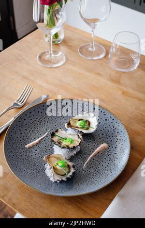 Ein Gourmet-Austern mit Wasabi-Rogen auf einem Tisch Stockfoto