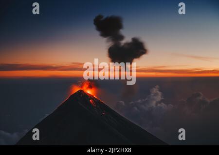 Der Beginn eines starken Ausbruchs des Volcan de Fuego in Guatemala Stockfoto
