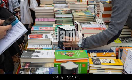 Barcelona , Spanien - 23. April 2022: Selektiver Ansatz zur Beobachtung der Hand des nicht erkennbaren Mannes auf der Buchmesse in Barcelona (Spanien). Stockfoto