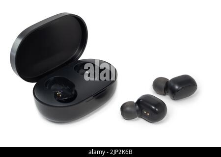 Schnurlose schwarze bluetooth-Kopfhörer mit kontaktlosem Laden, isolierte Nahaufnahme auf weißem Hintergrund Stockfoto