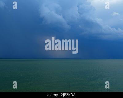 Sheerness, Kent, Großbritannien. 15. August 2022. UK Wetter: Ein Sturm wolkt über Sheerness, Kent. Kredit: James Bell/Alamy Live Nachrichten Stockfoto